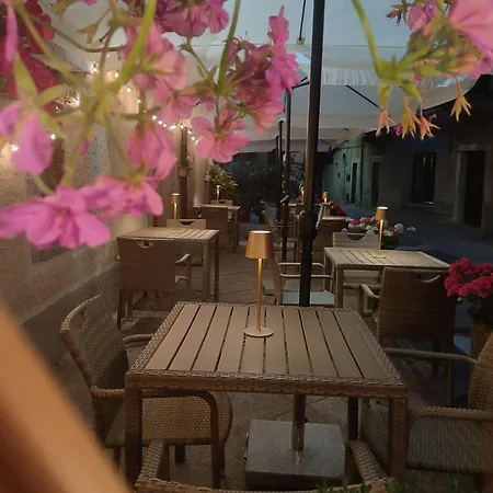 Couette-café Al Vecchio Corso 4*